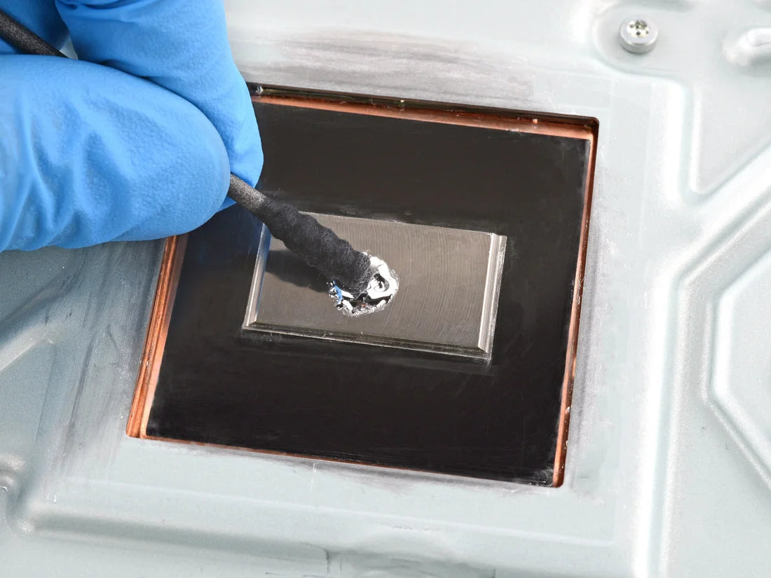 Dettaglio dell’applicazione del metallo liquido.